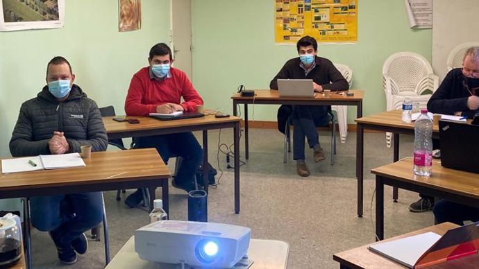 Les TC ont suivi en groupes de trois ou quatre personnes, les deux jours de réunion qui, d’habitude, se déroulent en un lieu unique.