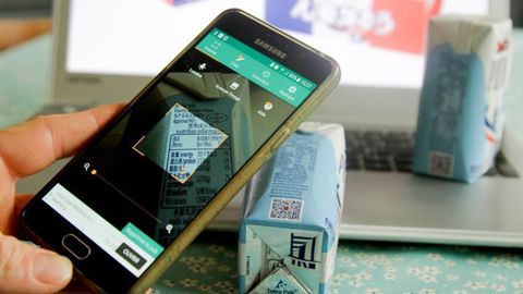 En scannant le QR code présent sur l’emballage, le consommateur asiatique retrouve toutes les étapes de transport et de fabrication jusqu’aux producteurs.