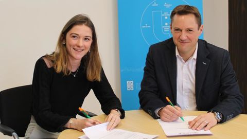 Eloïse Terrec témoignera aux salariés du groupe sur la façon dont elle mène ses deux vies d’athlète et d’étudiante. Ici, au côté d’Alexandre Raguet, DG de Lorca.