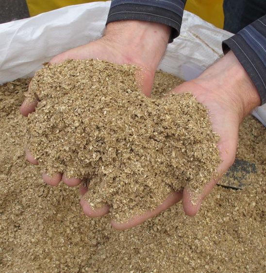 Recompactée, la farine de paille s'avère moins volatile.  