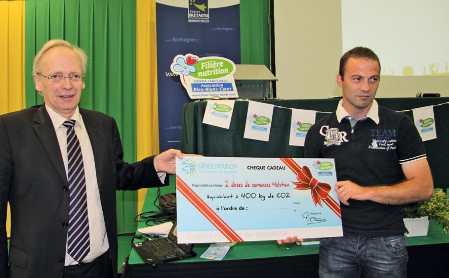 1 t de C02 équivaut à 100 € en bons de réduction financés par les fournisseurs. Ci-contre, François Desmons, de Gènes Diffusion, offre deux doses holsteins pour 400 kg de CO2.