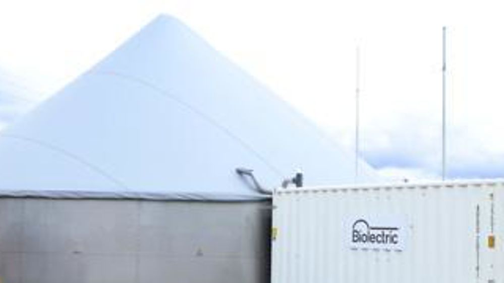 Arnaud Guilbert. Le Gaec de deux associés et deux salariés exploite 230 ha de  SAU pour 135 vaches. Il est en bio depuis 2009.D.G.