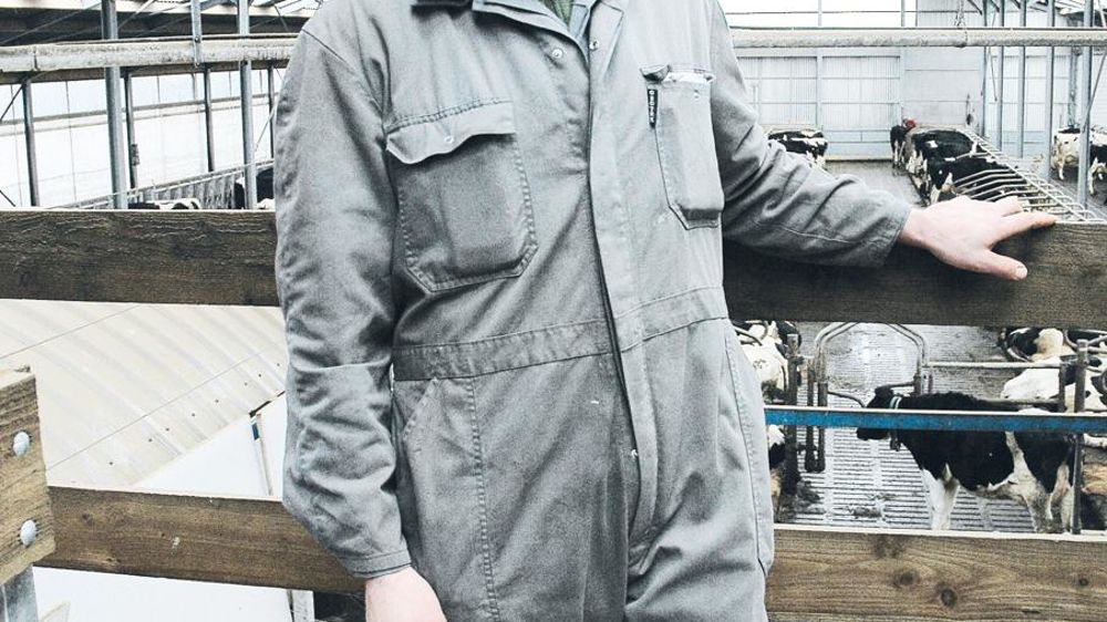 Steven Devos s'est équipé d'une unité de méthanisation. Il en autoconsomme toute l'électricité. « Je consacre un quart d'heure par jour à l'installation, et une heure trente toutes les trois semaines pour l'entretien-vidange du moteur ». Il ne la pilote pas : le constructeur la contrôle à distance et le prévient en cas de dysfonctionnement.photos © C.R.