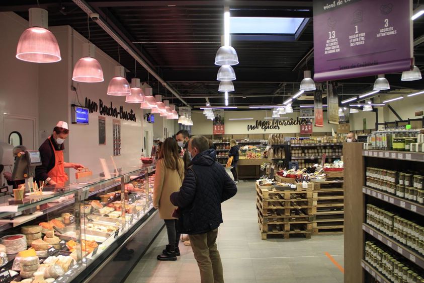 Magasin. Les producteurs sont propriétaires du magasin via une SCI. Un local de 500 mètres carrés à proximité d’Amiens (300 m² de vente et 200 m² de laboratoire et stockage). La commercialisation est gérée par une SAS qui emploie sept salariés et un directeur.
© j.p.
Magasin. Les producteurs sont propriétaires du magasin via une SCI. Un local de 500 mètres carrés à proximité d’Amiens (300 m² de vente et 200 m² de laboratoire et stockage). La commercialisation est gérée par une SAS qui emploie sept salariés et un directeur.
© j.p.