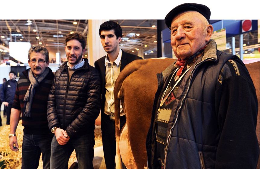 En arrière-plan, Gilles Duffet, avec Yannick et Guillaume, deux de ses trois fils. © JÉRÔME CHABANNE