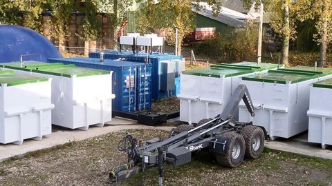 Le système ERibox avec, ici, les six digesteurs, le gazomètre pour le stockage du biogaz, la citerne souple pour stocker le percolat (à gauche), le cogénérateur et le module de commande. Une dalle de béton et les raccordements aux réseaux suffisent.PHOTOS © ERIGÈNE.