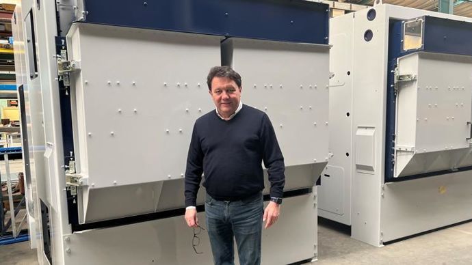 Philippe Guyomard, dirigeant associé de Schneider Jaquet, devant un nettoyeur séparateur SNST 3150, à la capacité de nettoyage sommaire de blé de 300 t/h, et éligible au CEPP.