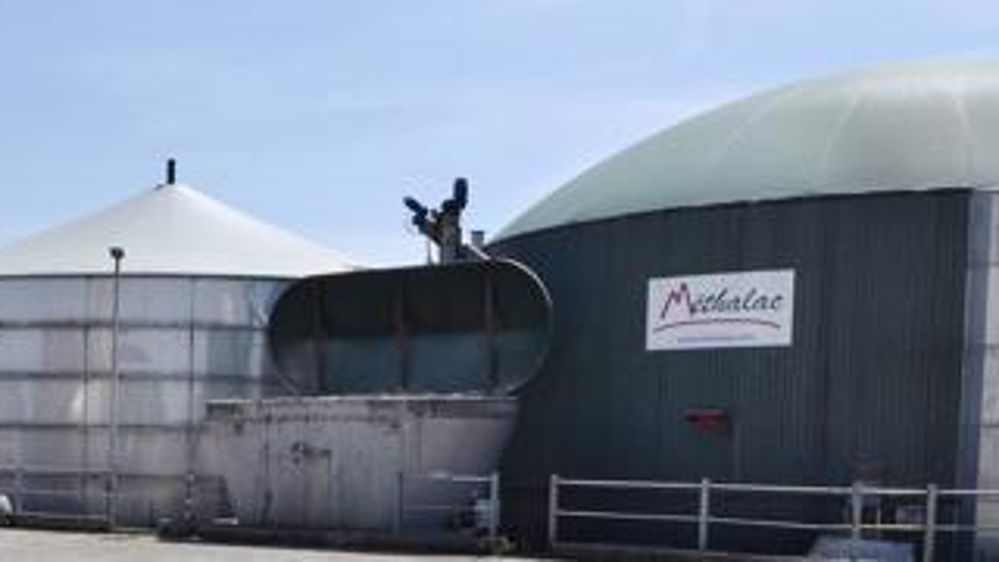 Production du biogaz. L’installation compte un digesteur de 1 100 m3 et une cuve couverte pour le stockage du digestat (2 500 m3). Le cogénérateur, installé en 2010, offre une puissance de 250 kWe, il passera à 350 kWe à l’occasion du remplacement du moteur en 2017. Dominique Grémy