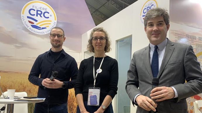 Maxime Michelot, chef de projet chez Crystalchain (à g.), Anne Pigeyre, responsable digitale et traçabilité blockchain chez CRC, et Marc Bonnet, DG du GIE CRC, sur leur stand au Sia 2022. © R. FOURREAUX