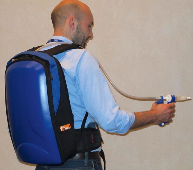 Le sac à dos, à coque souple et lanières rembourrées, et son pistolet laissent les mains libres pendant les manipulations pour réaliser le traitement en toute sécurité. 