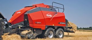 Ce système de compactage alternatif gère différemment l'énergie du volant d'inertie. Il permet de faire des balles plus denses en travaillant avec un tracteur de taille similaire à ceux utilisés avec la 1290 standard. Ce système de compactage alternatif gère différemment l'énergie du volant d'inertie. Il permet de faire des balles plus denses en travaillant avec un tracteur de taille similaire à ceux utilisés avec la 1290 standard.