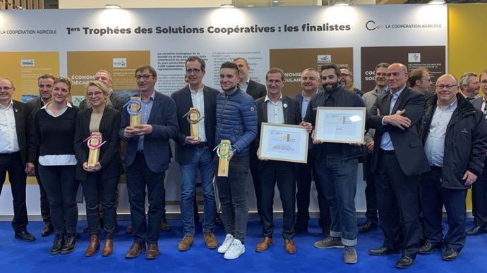 Les heureux lauréats des Trophées des solutions coopératives remis au Sia sur le stand de La Coopération agricole avec, dans l’ordre de ceux qui portent les trophées : Florence Chedaleux, adhérente Eureden, Didier Maudoux  (président de Capdéa), Pierre Philippe, DG des Vignerons de Buzet, et Martin Grajewski, responsable site Biogaz d’Arcis (Scara). © H. LAURANDEL.