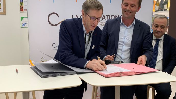 De gauche à droite, sur le stand LCA au dernier Sia : Dominique Chargé, président de LCA, Thibaut Guilluy, haut-commissaire à l’emploi et l’engagement des entreprises, et Bruno Lucas, délégué général à l’emploi à la formation professionnelle. © H. LAURANDEL