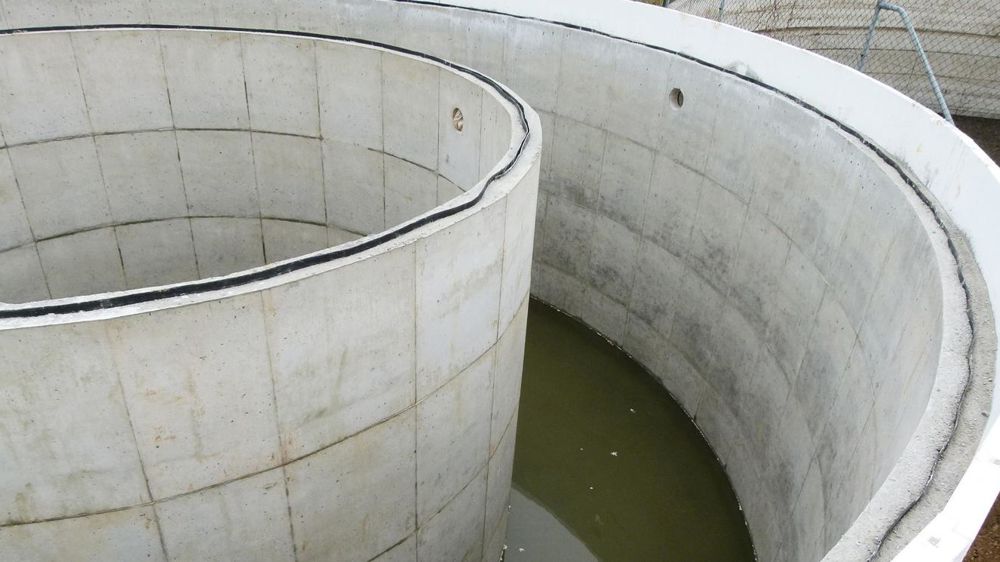 Le digesteur est composé de deux chambres imbriquées l'une dans l'autre et connectées. L'ensemble est couvert d'une dalle en béton. L'agitation continue à l'intérieur du digesteur est permise par un principe de thermo-siphon. Le gazomètre peut être placé au dessus du digesteur.PHOTOS © BIO4GAS