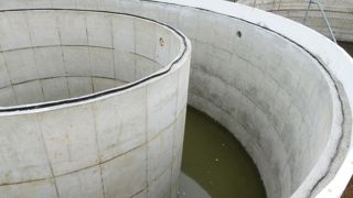 Le digesteur est composé de deux chambres imbriquées l'une dans l'autre et connectées. L'ensemble est couvert d'une dalle en béton. L'agitation continue à l'intérieur du digesteur est permise par un principe de thermo-siphon. Le gazomètre peut être placé au dessus du digesteur.PHOTOS © BIO4GAS Le digesteur est composé de deux chambres imbriquées l'une dans l'autre et connectées. L'ensemble est couvert d'une dalle en béton. L'agitation continue à l'intérieur du digesteur est permise par un principe de thermo-siphon. Le gazomètre peut être placé au dessus du digesteur.PHOTOS © BIO4GAS