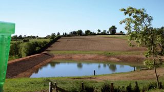 Dans la Loire, l'aménagement de retenues collinaires a contribué au maintien d'une agriculture encore dynamique (120 installations par an). Limité à 6 000 ha irrigués sur les 250 000 ha de SAU, le maïs est autoconsommé dans le département. Dans la Loire, l'aménagement de retenues collinaires a contribué au maintien d'une agriculture encore dynamique (120 installations par an). Limité à 6 000 ha irrigués sur les 250 000 ha de SAU, le maïs est autoconsommé dans le département.