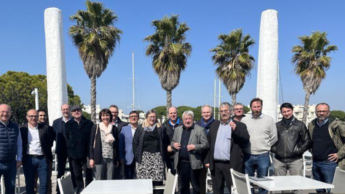 À l’occasion de la réunion du conseil d’administration du GIE Oqualim Sud-Est, le 23 mars, son président, François Cholat (au premier plan, 4e à partir de la dr.) a signé une convention pour l’incitation des importations non OGM avec Jean-Claude Gayssot, président du Port de Sète (au premier plan, 5e à partir de la dr.).