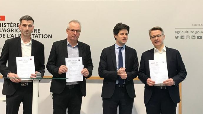 De gauche à droite, Marc Réveillère, président de la filière bovine de Terrena, Christophe Godet, président de la commission bovine de Terrena, Julien Denormandie, ministre de l’Agriculture, et Dominique Schelcher, président de Système U.