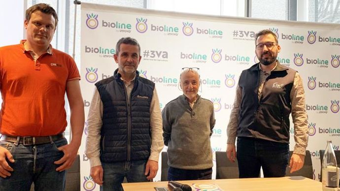 De gauche à droite, Clément Leclerc, agriculteur adhérent du groupe coopératif  EMC2, Franck Roger, directeur de Protélis, Thierry Darbin, directeur de Be Api, et Alban Weiten, en charge du dossier Protélis chez EMC2. © H. LAURANDEL