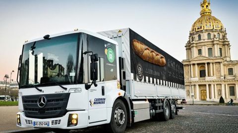 Le camion des Moulins Soufflet, ici devant l’hôtel des Invalides à Paris, est habillé d’une bâche aux couleurs de la marque avec un message sur la cabine précisant qu’il roule au biogaz.