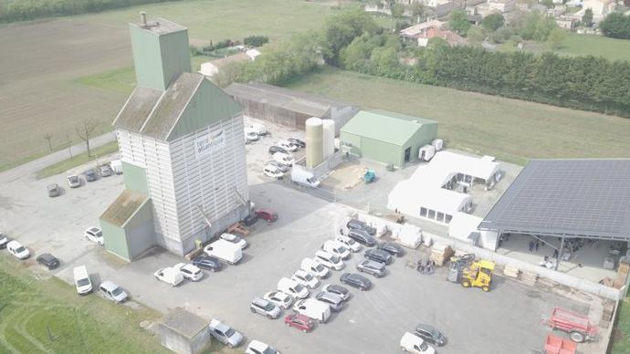 Le pôle vigne du site de Sainte-Même (Charente-Maritime) comprend un magasin (en bardage vert) et un hangar photovoltaïque.
