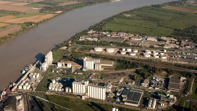 La trituration française de tournesol chez Saipol a lieu actuellement au niveau de deux sites : Lezoux, dans le Puy-de-Dôme, et surtout Bassens, en Gironde (photo). © Patrick MIRAMONT