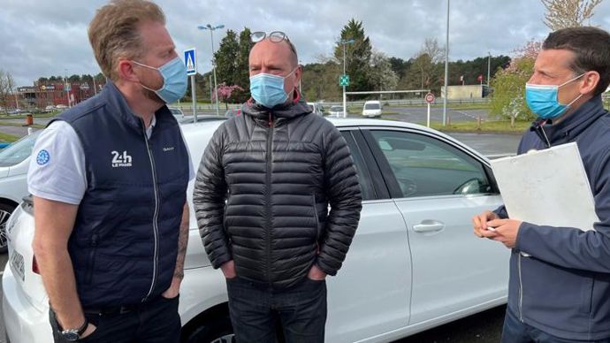 Le 7 avril au Mans, 12 stagiaires ont été formés à l’écoconduite par ACO formations, avec ici Axel Chabrun, formateur (à g.), Christophe Mulochau, directeur prévention-risque routier, Michael Bartolo, formateur. © Y. BOLOH