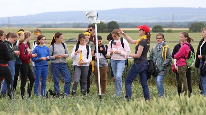 Les élèves de 24 classes des collèges de l’Oise, de l’Eure et du Val-d’Oise ont bouclé une année riche en rencontres avec les adhérents et les techniciens d’Agora, par une visite des essais de la plateforme de Catenoy (Oise), autour de 19 ateliers différents.