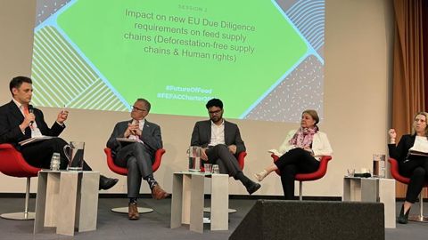 Lors de la table ronde organisée par la Fefac à Utrecht (Pays-Bas), le 2 juin, Nicolas Coudry Mesny, acheteur Soal et président d’Eurofac (à g.), a rappelé l’importance de privilégier le mass balance plutôt que la ségrégation pour les importations de soja non déforestant. @ Y. BOLOH