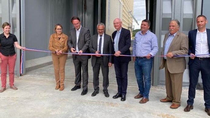 La traditionnelle coupure du ruban au pied du nouveau silo de Bréval (Yvelines) de Sevépi, avec Claire Pelletier, directrice terrain de Sevépi (à g.), Sophie Primas, sénatrice des Yvelines, Jérôme Charpentier, président de Sevépi, Thierry Navello, maire de Bréval, Patrick Stefanini, conseiller départemental des Yvelines, Jérôme Regnault, conseiller régional Ile-de-France, Alain Pezzali, président de la communauté de communes des portes d’IDF, et Aurélien Caurier, directeur général de Sevépi.
