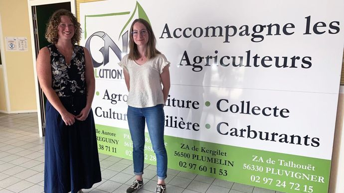 Olivia Mahoudo (à g.), responsable qualité, et Hélène Delbreil, conseillère environnement, dans le hall d’accueil du négoce GN Solutions, à Réguiny, dans le Morbihan.