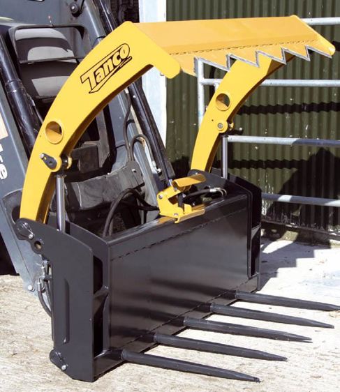 Un crochet commandé hydrauliquement pince le film ou le filet et le retient lors du basculement de la balle.