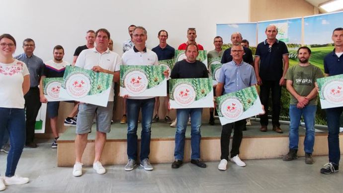 Les 31 premiers adhérents de la Cal certifiés HVE se sont vus remettre un panneau créé par la coopérative à apposer au niveau de leur exploitation pour rendre cette certification visible.