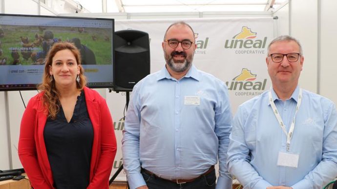 Adeline Coustenoble, responsable de la cellule numérique d’Unéal, au côté d’Armel Lesaffre, président de la coopérative Unéal et du groupe Advitam, au centre, et de Cédric Cogniez, directeur général, lors de la présentation d’Uneal.com au Techniday, le 14 juin, à Warlus (Pas-de-Calais). © B. CAILLIEZ