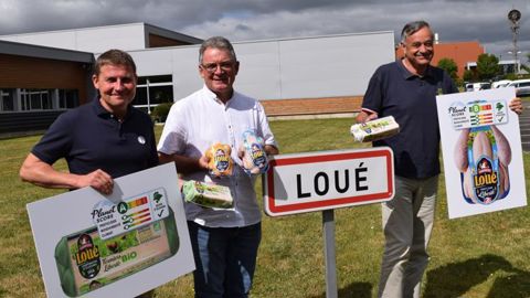 Benoît Drouin, vice-président de la Cafel (à g.), Philippe Pancher, le président, et Yves de la Fouchardière, le directeur, le 7 juillet, à Coulans-sur-Gée dans la Sarthe : « Planet-score permet de relier les attentes des consommateurs à nos pratiques. » © A. MABIRE