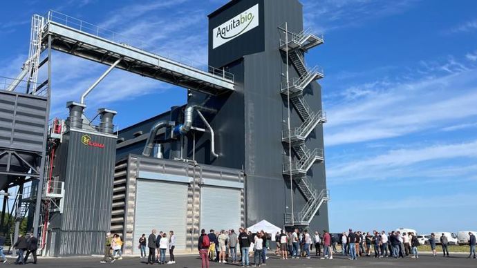 Près de 150 personnes étaient réunies le 16 septembre, à Beauvoir-sur-Niort, pour inaugurer le nouveau silo d’Aquitabio déjà étrenné pendant la collecte 2022. © OCEALIA/Twitter