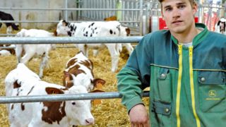Pierre-Yves Michel, l'un des sept associés du Gaec, est chargé de l'élevage des veaux et de la conduite d'un des deux lots de veaux de lait menés dans le nouveau bâtiment. Il y consacre une heure le matin et à peine moins le soir. Pierre-Yves Michel, l'un des sept associés du Gaec, est chargé de l'élevage des veaux et de la conduite d'un des deux lots de veaux de lait menés dans le nouveau bâtiment. Il y consacre une heure le matin et à peine moins le soir.
