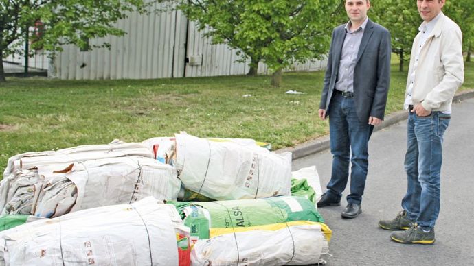 « L'opération a été mise en place avec le service Exploitation de la coopérative, et a été bien accueillie par les équipes », expliquent Stéphane Leclère (à gauche) et Frédéric Pala du service  Hygiène sécurité environnement, chez Acolyance.B. CAILLIEZ