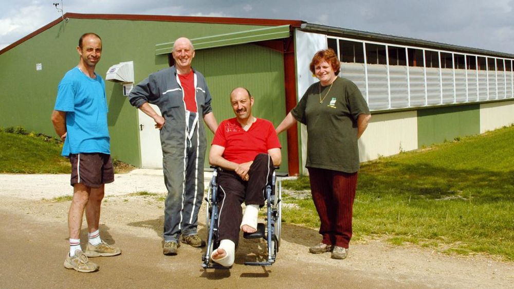 De gauche à droite, Christian et Dominique Chevallier, Bruno Jacoillot, Colette Colas. Depuis quatre ans, l'élevage garde tous ses veaux. Pour compenser leur faible prix de vente, les mâles sont engraissés. La production de boeufs de 30 à 36 mois permet de valoriser les prairies de l'exploitation. De gauche à droite, Christian et Dominique Chevallier, Bruno Jacoillot, Colette Colas. Depuis quatre ans, l'élevage garde tous ses veaux. Pour compenser leur faible prix de vente, les mâles sont engraissés. La production de boeufs de 30 à 36 mois permet de valoriser les prairies de l'exploitation.