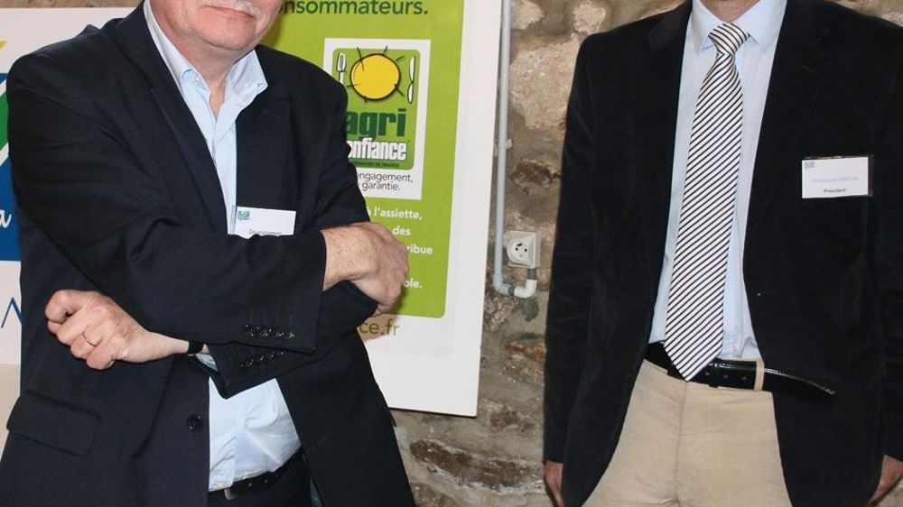 Philippe Boeda, responsable développement et Christophe Grison, président de la coopérative de l'Oise, Valfrance. « Notre collecte permet de nourrir, une année durant, 2,8 millions de personnes. »B. CAILLIEZ