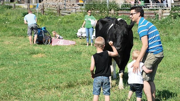 Les associés coopérateurs ouvrent les portes de leurs étables et de leurs prairies au public. La coopérative fournit des produits, du matériel didactique et incite les visiteurs à rejoindre en vélo les fermes. Les associés coopérateurs ouvrent les portes de leurs étables et de leurs prairies au public. La coopérative fournit des produits, du matériel didactique et incite les visiteurs à rejoindre en vélo les fermes.