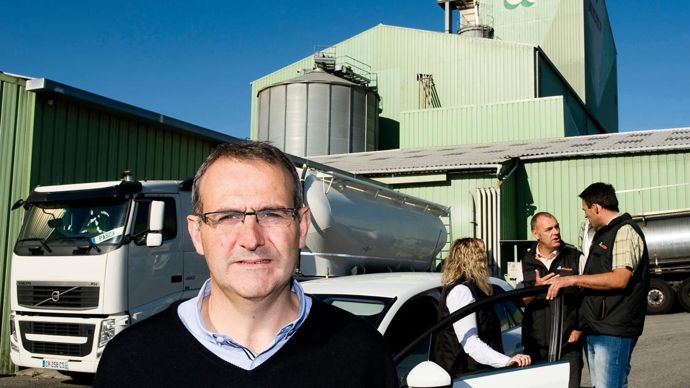 « Les vingt technico-commerciaux sont devenus des conseillers spécialisés dans l'une des quatre productions de ruminants, explique Laurent Stéfanini. Leurs missions se sont élargies jusqu'au conseil dans la gestion techniqueet économique. »J.-M. NOSSANT