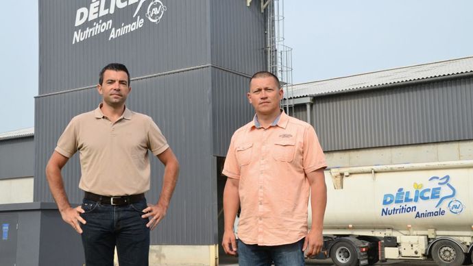 Florian Baloche, PDG d'Appro-Vert (à gauche) et Nicolas Chaves, technico-commercial responsable des fabrications : « La proximité des élevages permet un enlèvement direct usine. »J.-C. BALLANDONNE