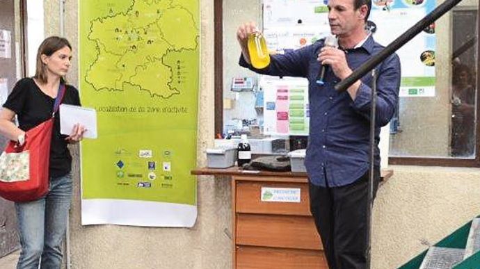 Le 2 juin, lors des premières rencontres bio de Val de Gascogne, Didier Dupouts, responsable de Presse de Gascogne, a présenté sa production, d'huile brute et d'huile désodorisée.F. JACQUEMOUD