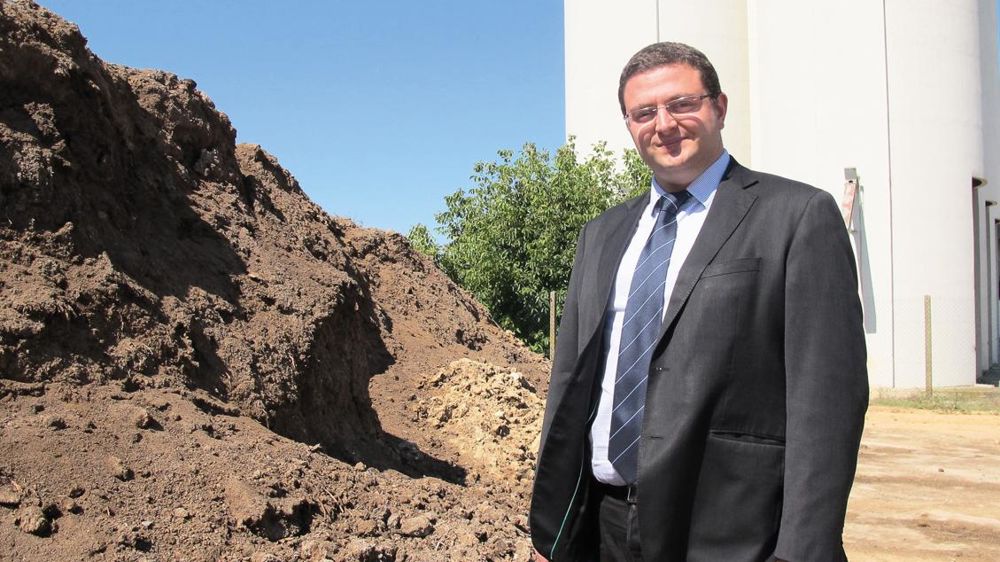 Sur le site de Trancault (Aube), Mickaël Portevin, adjoint au chef de marché fertilisation chez Soufflet, présente l'Humocal, un amendement organique issu du compostage de fientes de volailles et de fraction solide de lisier de porc traité à la chaux vive.R. FOURREAUX