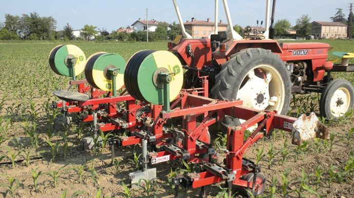 Le système exige la pose de conduites rigides d'une durée de vie de quinze ans et, chaque année, de tuyaux flexibles perforés.N. SAVIN