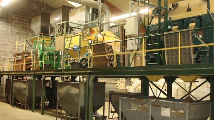 En France, soixante-dix espèces et cinq cents variétés différentes transitent par trois usines (ici, celle de Riscle, dans le Gers) où elles sont nettoyées, triées, stockées et conditionnées.