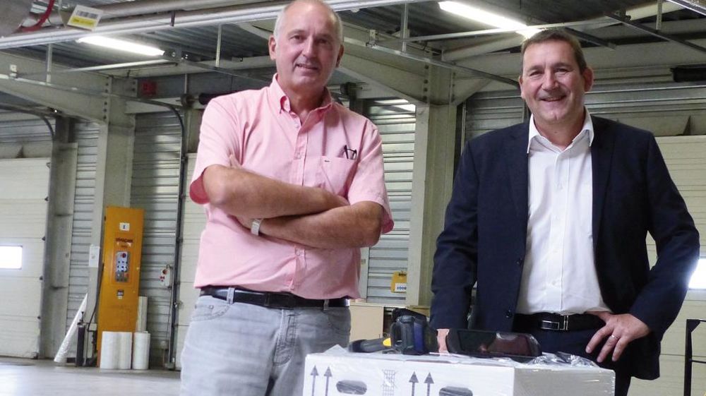Jean-Christophe Pienne (à droite), directeur des opérations de SeVeal, et Fabien Jung, responsable service client, sur la plate- forme de La Veuve, dans la Marne.M. COISNE