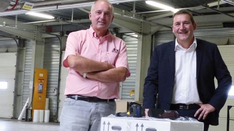 Jean-Christophe Pienne (à droite), directeur des opérations de SeVeal, et Fabien Jung, responsable service client, sur la plate- forme de La Veuve, dans la Marne.M. COISNE