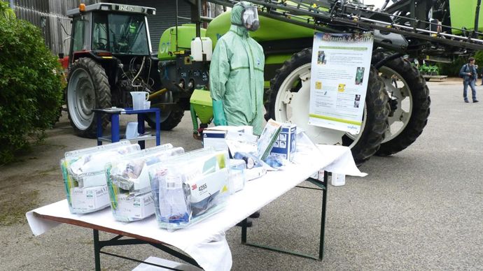 Après la campagne de sensibilisation, la Scael a revu ses équipements de protection et propose dorénavant un kit de protection, contenant les éléments de base (lunette, masque, combinaison et gants).SCAEL